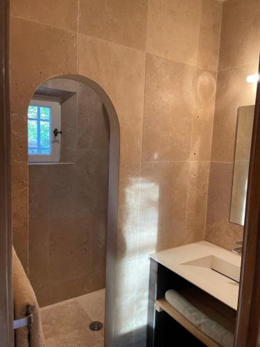 une salle de bain avec un lavabo et un miroir dans l'établissement Maison de Charme au Milieu des Vignes avec Jardin et Parking à Gassin, près de Saint-Tropez, à Gassin