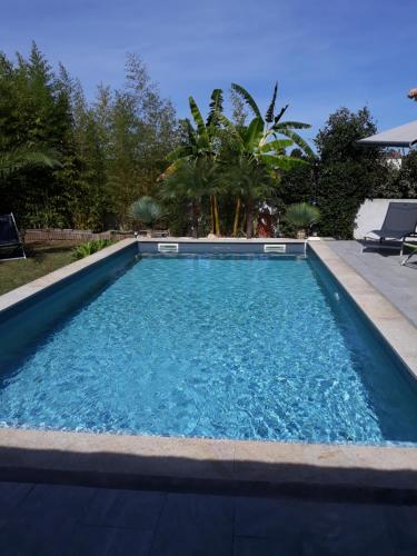 une piscine avec de l'eau bleue dans une cour dans l'établissement Magnifique villa, à Penta-di-Casinca