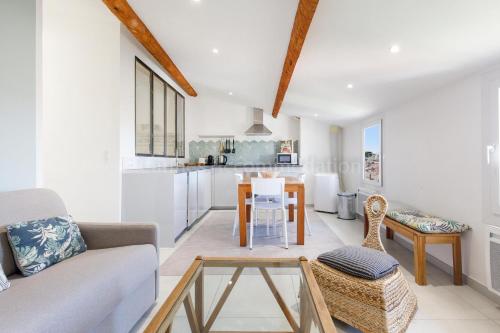 un salon avec un canapé et une table dans l'établissement Bronze, à Cannes