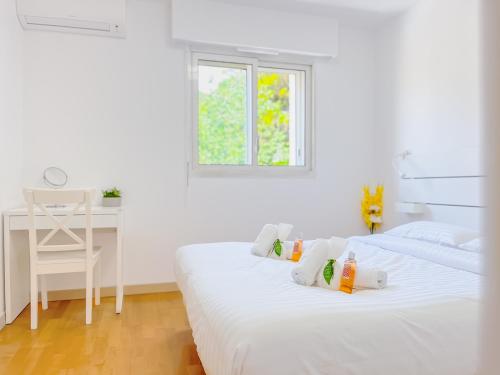 - une chambre blanche avec 2 lits et un bureau dans l'établissement Le Cannes Mélodie - Terrasse, à Cannes