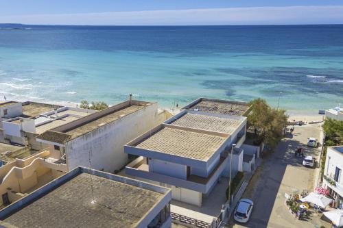 una vista aérea de un edificio y del océano en Torre Lapillo Apartment Sea View - Happy Rentals, en Porto Cesareo