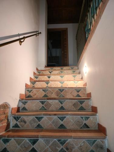 eine Treppe mit Fliesen darauf in der Unterkunft PALLADIO appartamento turistico in Rovigo