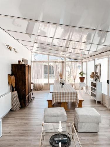 un grand salon avec une table et des chaises dans l'établissement Grande maison 17 personnes 10 kms des plages, à Arzal
