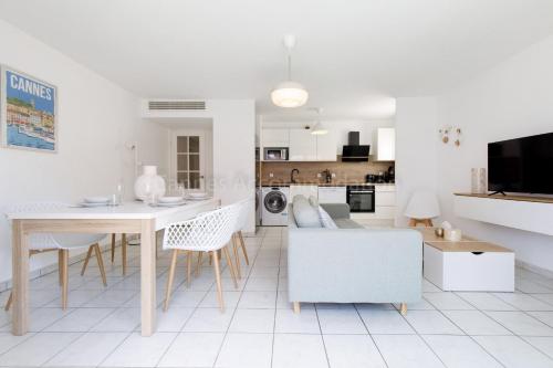 une cuisine et un salon avec une table et des chaises dans l'établissement Palazzio RE, à Cannes