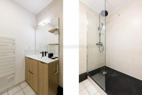 une salle de bain avec douche et lavabo dans l'établissement Palazzio RE, à Cannes