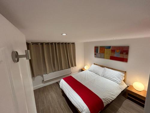 Ένα ή περισσότερα κρεβάτια σε δωμάτιο στο Danton Lodge