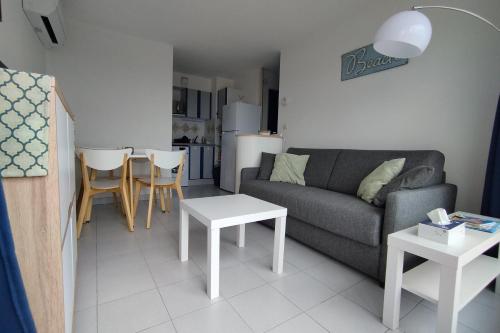 un salon avec un canapé et une table dans l'établissement 180 panoramic terrace, à Frontignan