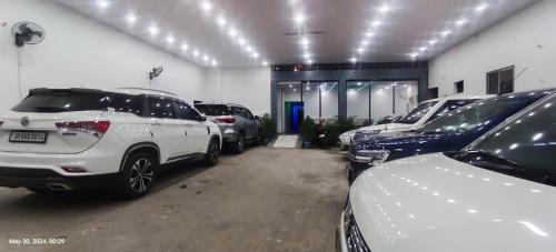 uma garagem com vários carros estacionados nela em Parinay Vatika Inn em Deoghar