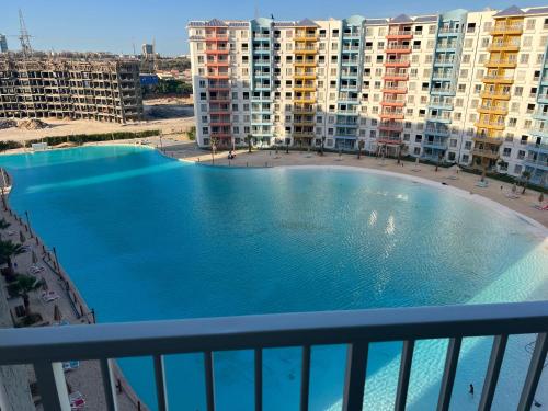 ein großer Swimmingpool auf einem Balkon eines Gebäudes in der Unterkunft Porto Golf Marina & Sia Lagoon in El-Alamein