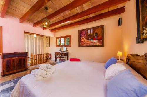 Postel nebo postele na pokoji v ubytování Es Revellar Art Resort - Adults Only