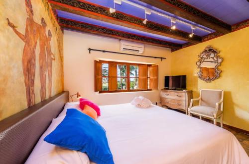 Postel nebo postele na pokoji v ubytování Es Revellar Art Resort - Adults Only