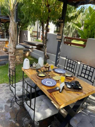 Taman di luar Riad Bella Montana