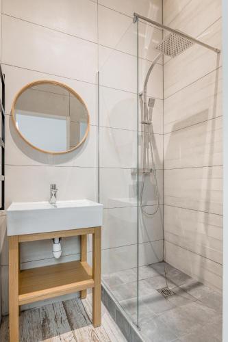 une salle de bain avec un lavabo et une douche dans l'établissement COCON - Appartement neuf et confort, à Saint-Étienne