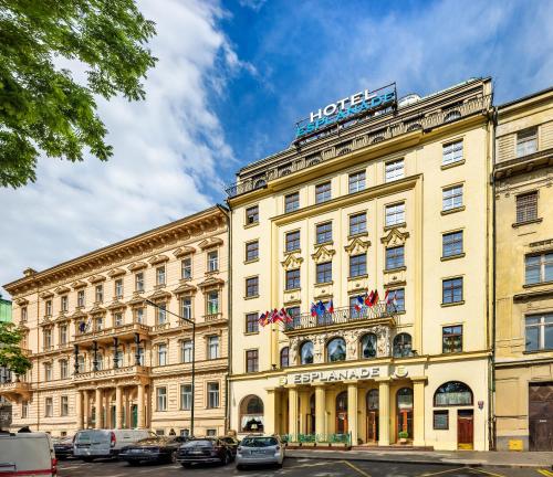 een gebouw met een hotel erop bij Esplanade Hotel Prague in Praag