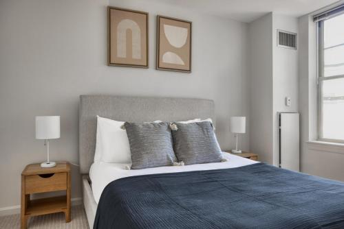 una camera da letto con un letto, due lampade e una finestra di Central Square 2br w gym nr T BOS-818 a Cambridge