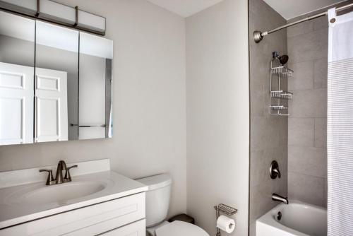 un bagno con lavandino, WC e doccia di Central Square 2br w gym nr T BOS-818 a Cambridge