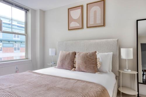 En eller flere senge i et værelse på Central Square 2br w gym nr T BOS-819