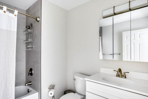 Et badeværelse på Central Square 2br w gym nr T BOS-819