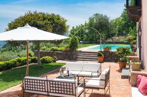 Hồ bơi trong/gần La Capinera