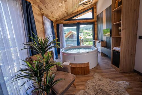 ein großer Raum mit einer großen Badewanne in einem Haus in der Unterkunft Abant Sedir Park in Bolu