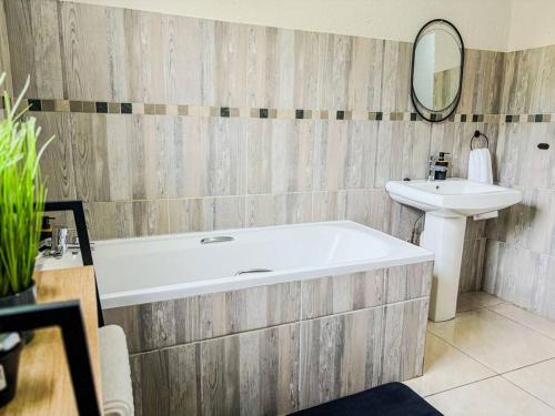 Bilik mandi di Self checkin - Modern Haven 2 Bedroom 43
