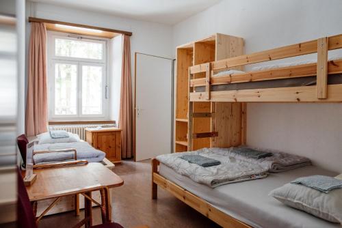 Una cama o camas en una habitación de Gruppenhaus Lindenhof Churwalden