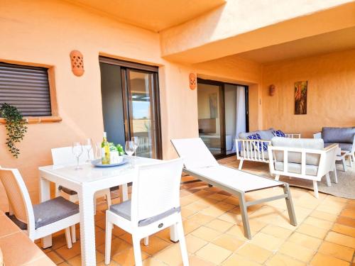 Posezení v ubytování Apartment in Coto Real Duquesa - sea view & pools