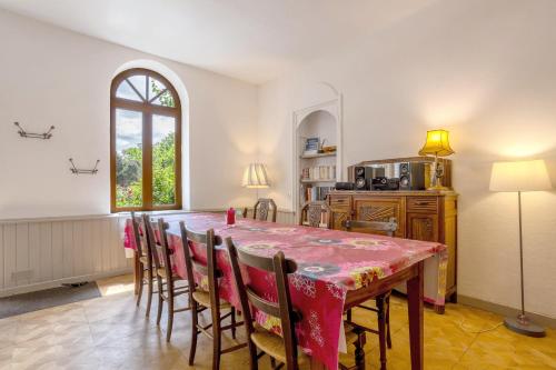 d'une salle à manger avec une table, des chaises et une fenêtre. dans l'établissement Orangerie de Kerlarec, à Arzano