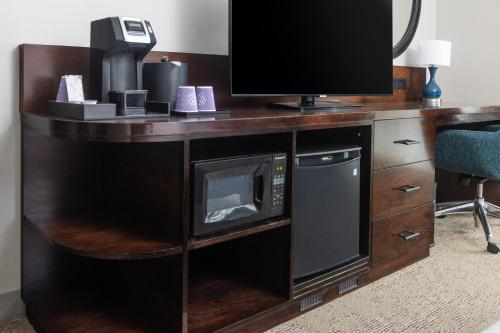 a wooden desk with a tv and a microwave at Hilton Garden Inn Washington DC/Georgetown Area in Washington