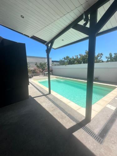 - une vue sur la piscine depuis la terrasse d'une maison dans l'établissement Superbe appartement dans villa avec piscine, à Villeneuve-lès-Béziers