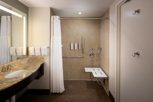 Ένα μπάνιο στο Hilton Garden Inn Washington DC/Georgetown Area