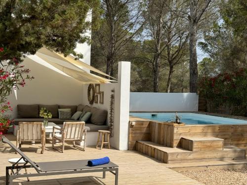 patio con piscina e divano di Feliz Lagartija a Cala Saona