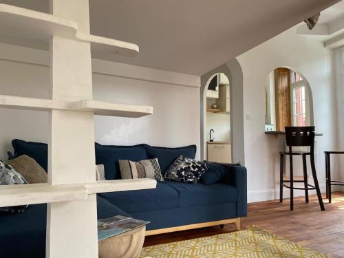 un salon avec un canapé bleu dans une pièce dans l'établissement Studio à deux pas de la grande plage, à Biarritz