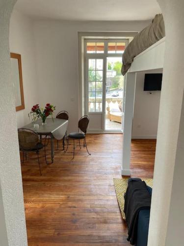 un salon avec une table et une salle à manger dans l'établissement Studio à deux pas de la grande plage, à Biarritz