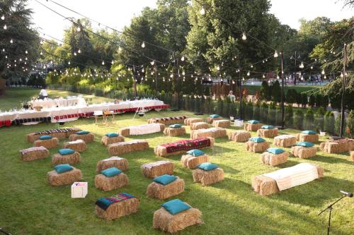 un grupo de fardos de heno en la hierba con mesas en Metropol Palace, Belgrade en Belgrado
