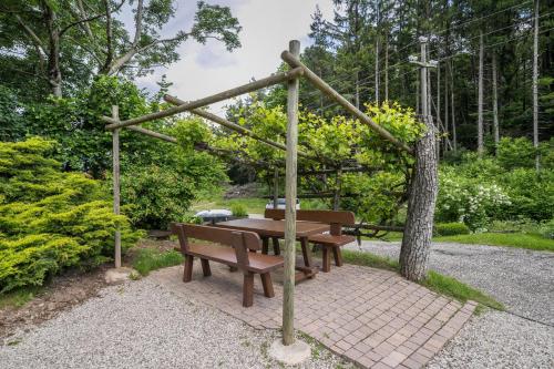a picnic table and benches in a park at Wiesgut Apartment Stark in Tesimo