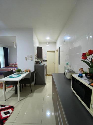 Кухня или мини-кухня в Vista Alam Roomstay Homestay
