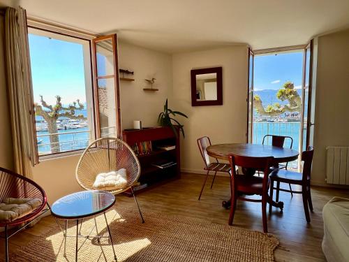 un salon avec une table et des chaises dans l'établissement Appartement à 10 métrés de la plage !, à Nernier