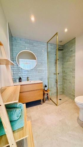 une salle de bain avec une baignoire, un lavabo et des toilettes dans l'établissement La Petite Maison du Quai - face à la sèvre, à Niort
