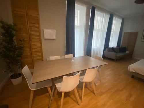 a dining room table and chairs in a living room at Smartflats - Residence Collector in Brussels