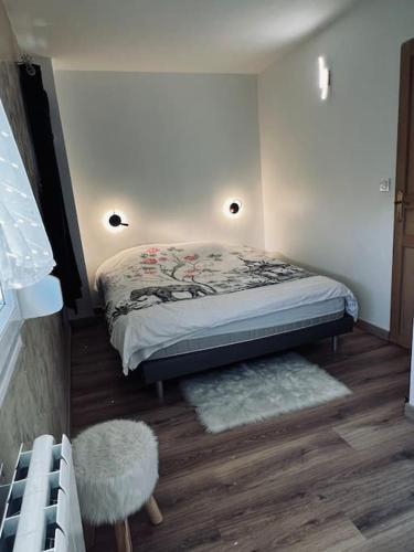 - une petite chambre avec un lit et un tabouret dans l'établissement L'Escale, à Clermont-Ferrand