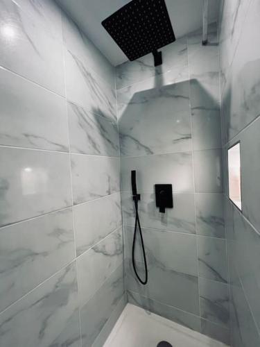 La salle de bains est pourvue d'une douche et d'un téléphone mural. dans l'établissement L'Escale, à Clermont-Ferrand