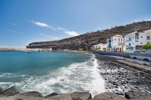 a view of a beach with buildings and the ocean at Bonita Casa Nieves by Paramount Holidays in Alajeró
