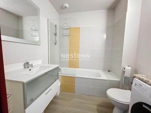 une salle de bain avec un lavabo, une baignoire et des toilettes dans l'établissement 2949-Villa 3 chambres, 6 couchages, piscine, à Argelès-sur-Mer