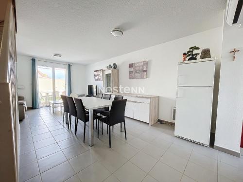 une cuisine et une salle à manger avec une table et des chaises dans l'établissement 2949-Villa 3 chambres, 6 couchages, piscine, à Argelès-sur-Mer