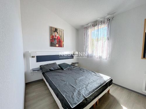 une chambre avec un lit dans une pièce blanche dans l'établissement 2949-Villa 3 chambres, 6 couchages, piscine, à Argelès-sur-Mer