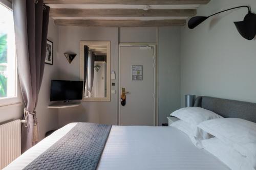 Кровать или кровати в номере Hôtel Saint Martin Bastille