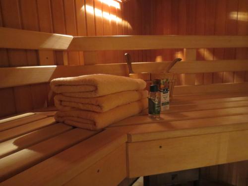 a pile of towels sitting on a table in a sauna at Alpenotel Rosenhof Ruhpolding, Wellness, Chiemgau Karte, Travelingo Bonus Programm in Ruhpolding