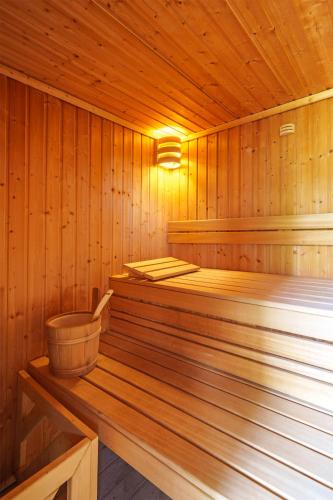 a wooden sauna with a wooden bucket in it at Casa do Vale do Papo in Pombal