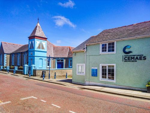 a building with a clock tower on the side of a street at Nebo Pod in Bodewryd